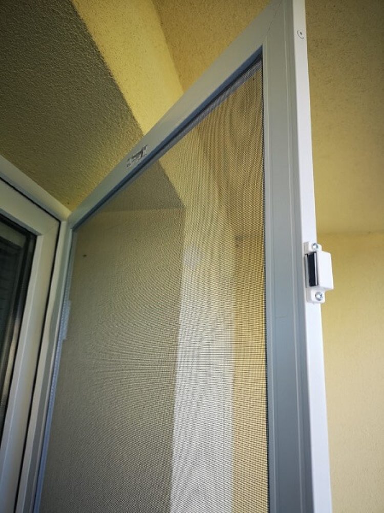 Sieťka proti hmyzu na dvere